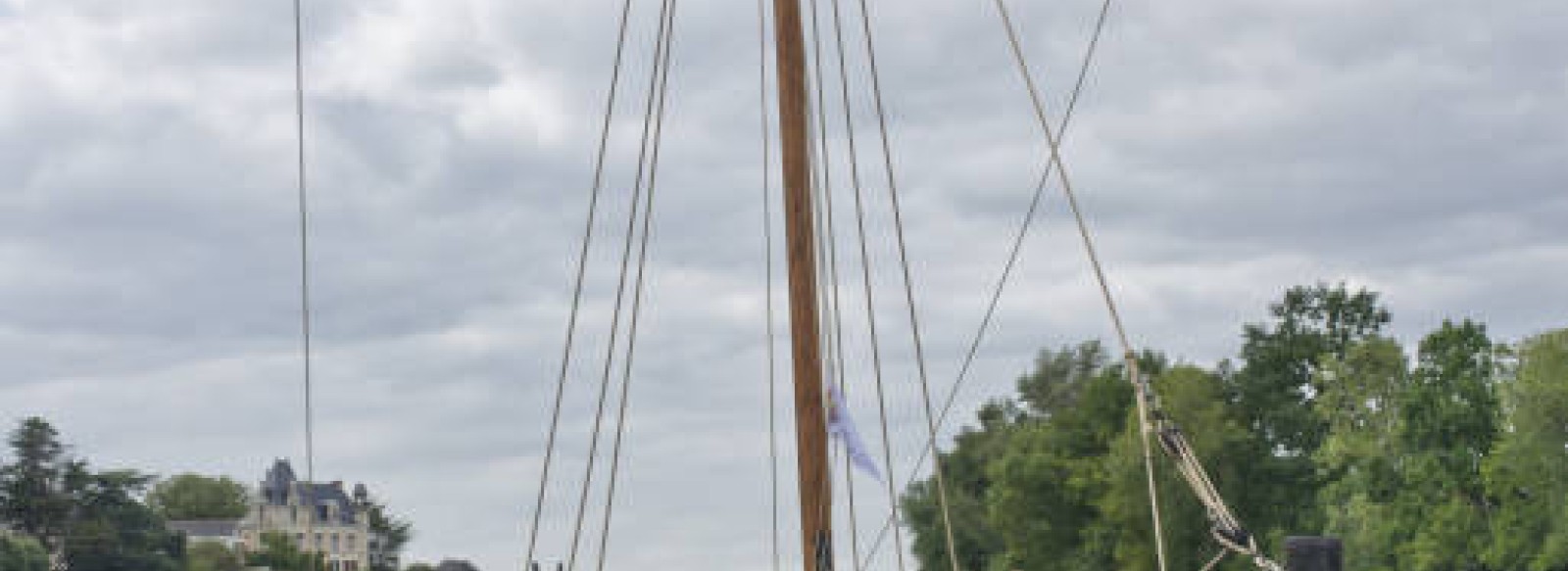 NAVIGATION SUR LA LOIRE AVEC <<LE CINQUIEME VENT>>