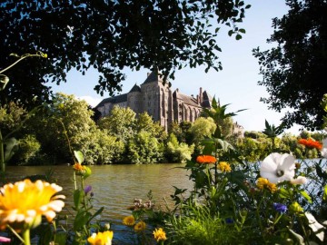 tourisme-sarthe-abbaye-de-solesmes-vue-de-la-Sarthe ©CEMJIKA